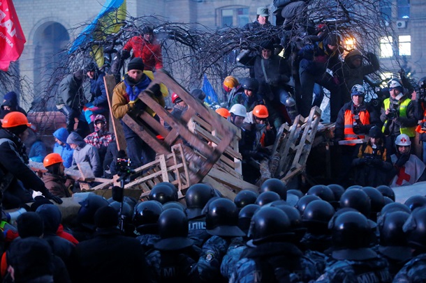 Начало штурма Евромайдана. Фоторепортаж из центра Киева в ночь на 11 декабря