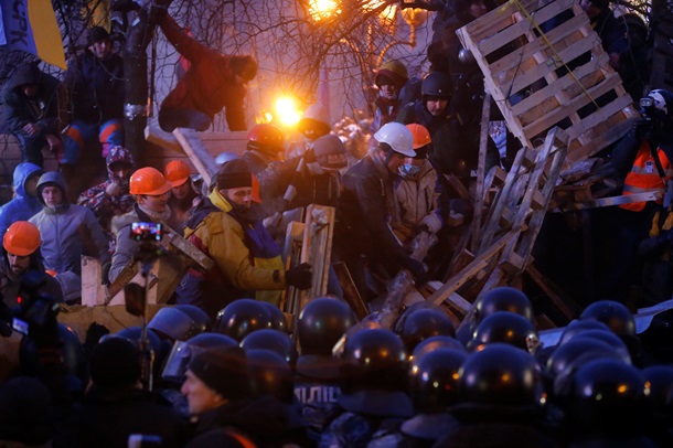 Начало штурма Евромайдана. Фоторепортаж из центра Киева в ночь на 11 декабря