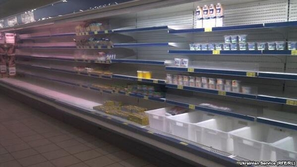 В Крыму с прилавков магазинов исчезают продукты: осталась только туалетная бумага. ФОТОрепортаж