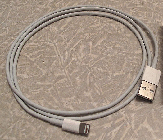 Кабель, позволяющий подключать устройства с Apple Lightning к компьютерам с USB-интерфейсом (MD818)